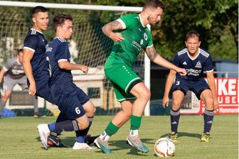 Merkur Oelsnitz: Wacker Plauen kommt zur Generalprobe - Merkurs Manuel Strobel (am Ball) beim 8:0 in Jößnitz von drei Gegenspielern umringt.