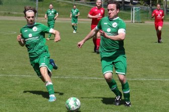 Merkur Oelsnitz: Weggefährten verabschieden am Freitag Top-Stürmer Robert Hofmann - Merkurs Top-Stürmer Robert Hofmann (rechts/hier im Angriff mit Manolo Pieschel) schnürt am Freitag bei seinen Abschiedsspiel noch einmal die Töppen.