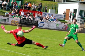 Merkur Oelsnitz will versöhnlichen Saisonabschluss - Der Oelsnitzer Tim Spitzner erzielt hier im letzten Heimspiel das 2:0 gegen Blau-Gelb Mülsen.
