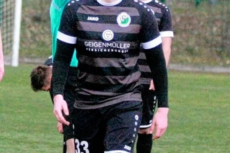 Merkur schaut allmählich nach unten - Referee Felix Laubsch zeigt Merkurs Manuel Strobel nach einer Stunde die Ampelkarte.