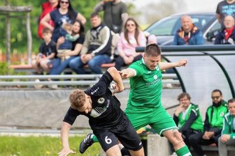 Merkur schießt Pausa-Mühltroff ab und verteidigt Tabellenplatz 2 - Mühltroffs Alexander Kraus (links) fällt und stürzt auch mit seinem Team ab, Merkurs Vincent Bobach zieht vorbei. Mit einem 8:2 ließen die Oelsnitzer dem Schlusslicht kaum eine Chance. 