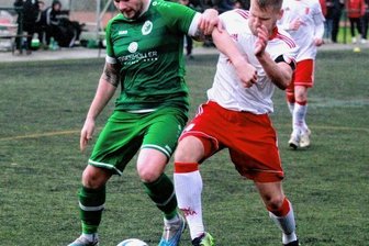 Merkur schleppt sich zum Sieg - Merkurs Manuel Strobel (links) war wieder einmal der Torschütze des Tages beim 1:0-Heimsieg gegen den TSV Flöha. 