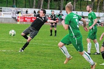 Merkur seit fünf Heimspielen unbesiegt - Der Oelsnitzer Kapitän Robert Hofmann sorgte für den Ausgleich. Hier hat er den Siegtreffer auf dem Fuß, schießt jedoch über das Tor.