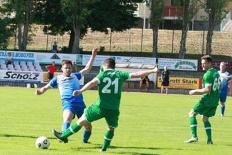 Merkur-Trainer erwartet wieder ein enges Spiel - Merkur Oelsnitz startete am vergangenen Wochenende mit einem 4:2-Erfolg im Landespokal gegen den VfB Annaberg in die neue Spielzeit. Hier befindet sich Max Löscher (Nr. 21) im Zweikampf, Manolo Pieschel (links) und Jan Zimmermann (rechts) beobachten die Szenerie. 