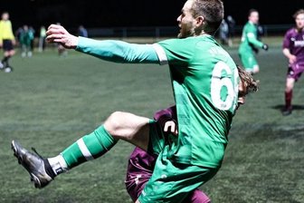 Merkur-Trainer lobt Moral - Merkur-Spieler Jan Zimmermann glänzt hier mit kunstvoller Ballbehandlung im Flutlichtspiel am Freitagabend gegen Vogtlandliga-Spitzenreiter BSV Irfersgrün. Merkur siegte mit 2:1.