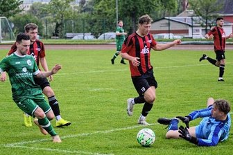 Merkur verdient sich den Applaus - Hier scheitert der Oelsnitzer Andreas Knoll (links) am Zwickauer Torhüter. Vorher erzielte Knoll das 1:0 für den SV Merkur.
