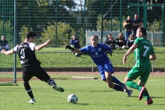 Merkur verpasst den Sprung ins Achtelfinale - Markkleebergs vierfacher Torschütze Eric Berger (links) trifft in dieser Szene zum 3:1 für die Kickers, Merkur-Keeper Toni Lohse sowie Florian Heydeck (rechts) können nur zusehen.