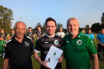 Merkurs Top-Spieler bekommt einen emotionalen Abschied - Für Robert Hofmann gab es die Ehrennadel des Sächsischen Fußballverbandes in Bronze von Manfred Jahn (links) und Gunter Schwab.