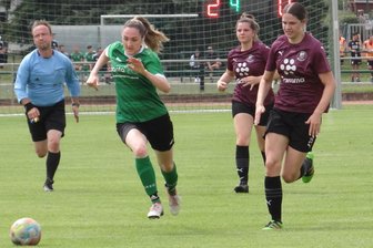 Merkurs Torjägerin sichert Heimsieg mit Doppelpack - Die Oelsnitzer Landesklassefrauen um Lena Barthel (grünes Trikot) feierten einen Heimsieg.