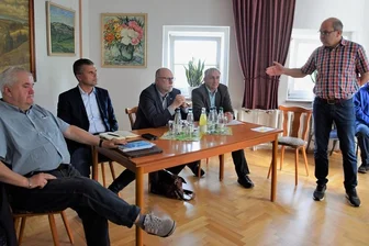 Merkwürdige Wortmeldungen beim Bürgerforum zur Wahl in Elsterberg - Thomas Hofmann (rechts) vom Heimatverein Coschütz moderierte das Bürgerforum mit den drei Kandidaten Sven Haller, Sandro Bauroth und Axel Markert. Ganz links: Ortsvorsteher Andreas Oberlein. 