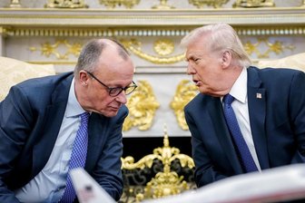 Merz auf dünnem Eis - Was über Irans Atomwaffen bekannt ist - Bundeskanzler Friedrich Merz (CDU) am Dienstag im Weißen Haus im Gespräch mit US-Präsident Donald Trump.