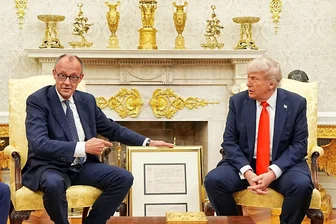 Merz bei Trump: Ein Erfolg, doch die Probleme bleiben - US-Präsident Donald Trump (rechts) hat am Donnerstag Bundeskanzler Friedrich Merz (CDU) im Oval Office im Weißen Haus empfangen. Merz überreichte dabei ein Faksimile der Geburtsurkunde von Trumps einst aus Deutschland eingewandertem Großvater als Gastgeschenk.