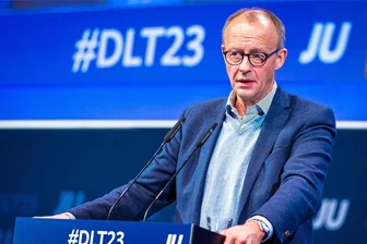 Merz betont bei der Jungen Union die Gemeinschaft der Demokraten - Friedrich Merz, CDU-Bundesvorsitzender und Fraktionsvorsitzender der CDU/CSU-Fraktion, spricht auf dem 75. Deutschlandtag der Jungen Union.