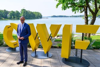 Merz: "Es gibt keinen Grund für Pessimismus" - Kanzler Merz traf beim Ostdeutschen Wirtschaftsforum (OWF) im brandenburgischen Bad Saarow mit Unternehmensmanagern zusammen.