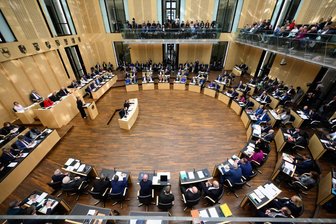Merz hat jetzt genug Geld, um kraftvoll zu handeln - Der Bundesrat hat am Freitag das zuvor vom Bundestag beschlossene Schuldenpaket gebilligt. Damit werden Kredite von insgesamt 500 Milliarden Euro für Investitionen in die Infrastruktur ermöglicht und die Schuldenbremse für Verteidigungsausgaben gelockert.