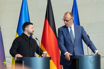 Merz kann Symbole – und muss nun Führung übernehmen - Bundeskanzler Friedrich Merz und der ukrainischen Präsidenten Wolodymyr Selenskyj auf einer gemeinsamen Pressekonferenz in Berlin.