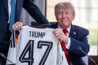Merz schenkt Trump Nationalmannschafts-Trikot mit Nummer 47 - Trump zeigt sein Geschenk zum 80. Geburtstag.