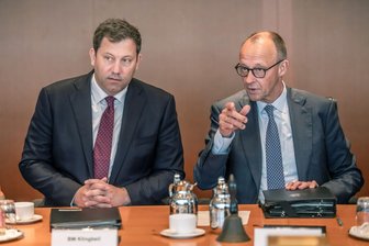 Merz sieht keine Alternative zur Koalition - "Business as usual" in der Kabinettssitzung. Aber eine kleine Ansprache zum Jahrestag gab es dann doch.