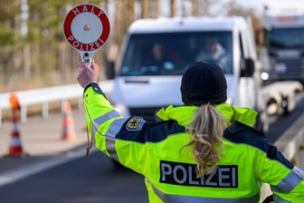 Merz und Dobrindt müssen jetzt  liefern - Eine Beamtin der Bundespolizei stoppt bei der Eireisekontrolle am deutsch-polnischen Autobahngrenzübergang A15 bei Forst ein Fahrzeug.