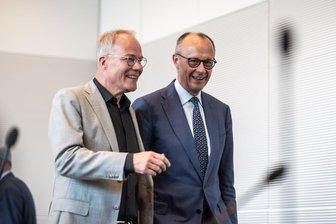 Merz wirbt für Koalition ohne rote Linien - Gute Laune bei SPD-Fraktionschef Miersch und Kanzler Merz, zumindest für diesen Tag.