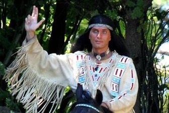 Mescalero-Apachen kennen ihren "berühmtesten Häuptling" nicht - In Deutschland leibhaftig: Mescalero-Häuptling Winnetou, dargestellt von Jean-Marc Birkholz, der erst in Rathen auftrat, seit 2012 in Elspe. 