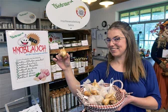Messe auf Wasserschloss Klaffenbach: Hier kann man Knoblauch-Likör oder Felsenbirne-Aufstrich aus Sohra probieren - Zum Angebot von Alina Tomisch und Mitarbeitern zählen auch Knoblauch-Variationen, die es als Zehe, Salz, in Honig, geräuchert oder gar als Spirituose verarbeitet, gibt.