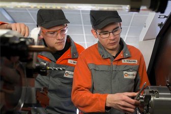 Messe in Chemnitz: Aussteller werben um gute Schüler - Leon Dietze (links) wird bei Sachsen Guss zum Gießereimechaniker ausgebildet, Daniel Schlesier zum Industriemechaniker. Hier sind sie mit dem Einstellen eines Hydraulikfutters einer CNC-Drehmaschine beschäftigt. Sachsen Guss sucht bei der Messe am Wochenende neue Auszubildende.