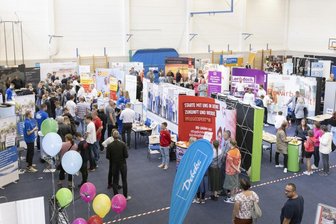 Messe in Mittweida: Das sind die Top-Ausbildungsgänge in Mittelsachsen - Die Ausbildungsmesse Schule macht Betrieb lockte am Samstag rund 1500 Schülerinnen und Schüler nach in Mittweida in die Sporthalle am Schwanenteich, um sich über die Ausbildungsberufe und Karrieremöglichkeiten bei den 113 ausstellenden Unternehmen der Region zu informieren. 
