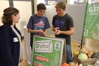Messe in Rochlitz öffnet Sicht auf berufliche Zukunft - Mitinitiatorin Lisa Reinhold im Gespräch mit Nils Tellert und Daniel Hausmann (v. l.) vom Aussteller Biohof Hausmann aus Breitenborn bei Rochlitz.