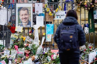Messer-Attacken: Wie man dem Problem begegnen und Angreifern aus dem Weg gehen kann - Der Tatort am Mannheimer Marktplatz ist zur Trauerstelle für den getöteten Polizisten Rouven L. geworden. Nach der Attacke am 31. Mai starb er. Fünf weitere Männer wurden verletzt, als ein 25-jähriger Afghane mit einem Messer auf Teilnehmer einer Kundgebung der islamkritischen Bewegung Pax Europa (BPE) einstach.