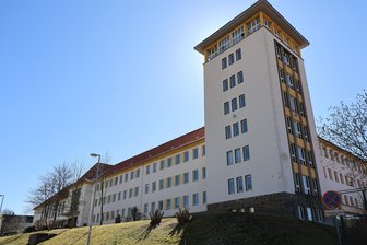 Messer-Vorfall an Schule im Erzgebirge: Stadt Aue-Bad Schlema löscht offenen Brief - warum? - Am Haupteingang der Oberschule Aue-Zelle war es Mitte März zu einem Messervorfall gekommen.