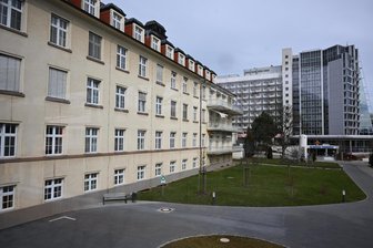Messerattacke am Klinikum Chemnitz – Jugendlicher schwer verletzt - Der Vorfall soll sich unweit der Notaufnahme (hier im Hintergrund) des Chemnitzer Krankenhauses ereignet haben.