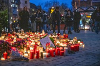 Messerattacke in Aschaffenburg: Ein schwacher Staat verspielt Vertrauen - Zahlreiche Kerzen stehen im Park Schöntal in Aschaffenburg. Das Bündnis „Aschaffenburg bleibt bunt“ veranstaltet ein stilles Gedenken nach dem tödlichen Messerangriff im Park.