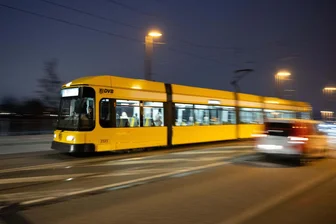 Messerattacke in Dresdner Straßenbahn: Mutmaßlicher Angreifer stellt sich nach Öffentlichkeitsfahndung - Seit Freitagmorgen fahndete die Polizei öffentlich nach einem 20-Jährigen. Am Nachmittag stellte er sich selbst. Er soll den US-Amerikaner John Rudat in Dresden schwer mit einem Messer verletzt haben.