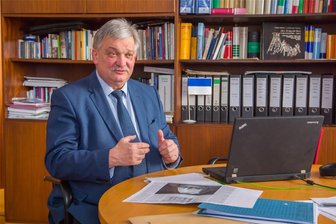 Messerattacke von Solingen: Oberbürgermeister Kohl und Delegation aus Aue-Bad Schlema unter Schock - Oberbürgermeister Heinrich Kohl weilt zurzeit mit einer Delegation aus Aue-Bad Schlema in Solingen. Alle sind schockiert angesichts der Ereignisse zum Stadtfest vom Freitagabend.