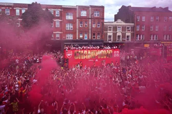 Messerattacken bei Arsenals Meisterfeier - Polizei ermittelt - Bei der Meisterfeier des FC Arsenal in London wurden mehrere Menschen niedergestochen.
