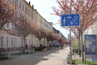 Messerstiche am Chemnitzer Brühl: Ohne Hilfe wäre Opfer „wahrscheinlich gestorben“ - Im April 2024 kam es in einer Wohnung am Brühl zu einem Streit. In der Folge musste die Wohnungsmieterin mit mehreren Stichverletzungen ins Krankenhaus.