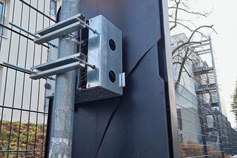Messgerät gestohlen: Polizei sucht Zeugen - Die Anzeigetafel des Verkehrsdatenmessgerätes wurde beschädigt, dass Messgerät selbst gestohlen.