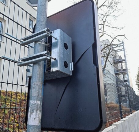 Messgerät gestohlen: Polizei sucht Zeugen - Die Anzeigetafel des Verkehrsdatenmessgerätes wurde beschädigt, dass Messgerät selbst gestohlen. 