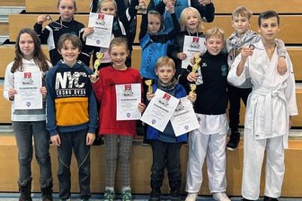 Messlatte fürs neue Jahr hoch angelegt - Trainer Daniel Vetters (hinten rechts) und die erfolgreichen Sportler des Goju-Kai Amtsberg hatten 2022 häufig Grund zum Jubeln. 