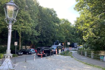 Messungen in Zwickau: Vor fast 50 Jahren stillgelegte Kokerei verunreinigt bis heute das Grundwasser - Der Kampfmittelräumdienst bei Probebohrungen am Fuße des Brückenbergs: Ab Oktober sollen neue Messstationen in der Nähe der Mulde aufgebaut werden.