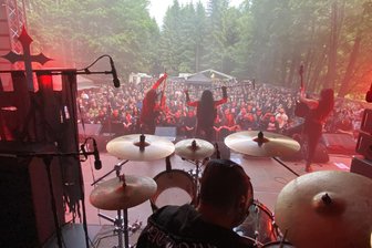 Metal-Fans aus ganz Deutschland bei Festival im Vogtland: Die Bilder vom Open-Air 2025 am Mühlteich - Backstage mit Lucifers Child.