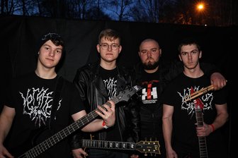 Metal-Festival im Erzgebirge: In Annaberg wurden die Haare durchgeschüttelt –bei internationalen Gästen und heimischen Newcomern - Sie waren die Newcomer des Abends: Versifex aus Elterlein mit Johannes und Hermann Schreier, Jona Langklotz und Clemens Cliff-Lötzsch (von links).