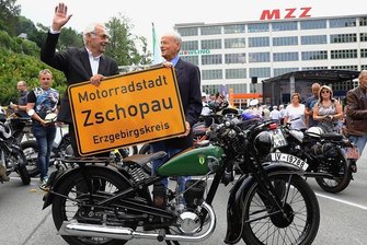 Metal-Klänge und Benzingeruch: Zschopau bereitet Sommertreffen vor - Der gleichnamige Enkel des DKW-Firmengründers Jørgen Skafte Rasmussen (l.) und Ex-VW-Chef Carl Horst Hahn gaben sich vor einem Jahr die Ehre, als Zschopau den Titel Motorradstadt verliehen bekam. An dieser Stelle wird in einer Woche nun wieder gefeiert.