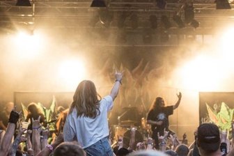 Metal-Verein: Danke an alle - Erstmals ging das Open Air am Mühlteich auf offener Bühne über die Bühne - eine Änderung, die durchweg Beifall gefunden hat. 