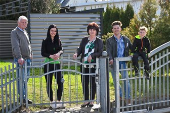 Metallbau mit Familientradition: Limbacher Firma zeigt, wie ein Familienunternehmen erfolgreich funktionieren kann - Führen jeden Tag gemeinsam ein Familienunternehmen in Limbach-Oberfrohna: Karl Reuter, Jacqueline Gaenge, Dorothee Reuter, Martin Gräfe und Flavio Gräfe (von links). Wie kann das funktionieren?