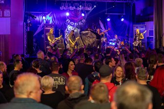 Metallica Revival Beroun: Hardrocker bringen Turnhalle in Grünbach zum Beben - Die Tribute-Band Metallica Beroun spielte am Samstag in Grünbach. Die Tickets waren im Vorverkauf schnell weg.