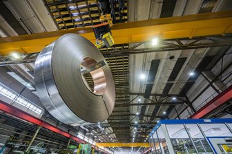 Metallwerk im Erzgebirge liefert unverzichtbare Werkstoffe für Euros, Toaster, Kopfhörer und Handys - Zu sogenannten Coils werden Metallbänder im Auerhammer Metallwerk aufgewickelt. Diese können ein Gewicht von bis zu 3,5 Tonnen haben. Im Bild zu sehen ist ein Coil mit Metall für Kurbelwellengleitlager für Lkw-Motoren.