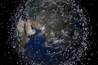 Meteorit über Zwickau? Erscheinung am Himmel gibt Rätsel auf - Das computergenerierte Bild der European Space Agency (ESA) zeigt Weltraummüll, der neben intakten Satelliten um die Erde kreist.