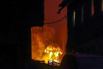 Meterhohe Flammen: Warum die Feuerwehr nach Gersdorf ausrücken musste - Feuerschein am Dienstagabend in Gersdorf. Die Feuerwehr war im Einsatz.